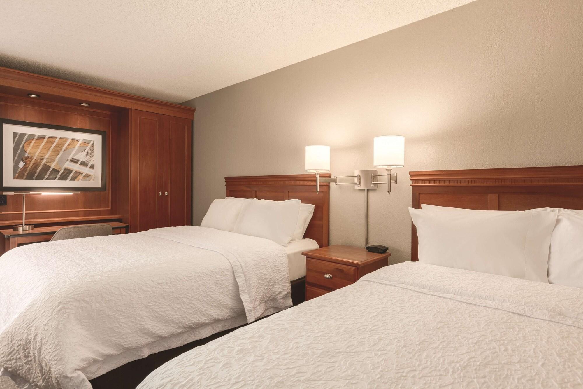 Hampton Inn Des Moines-Airport Экстерьер фото