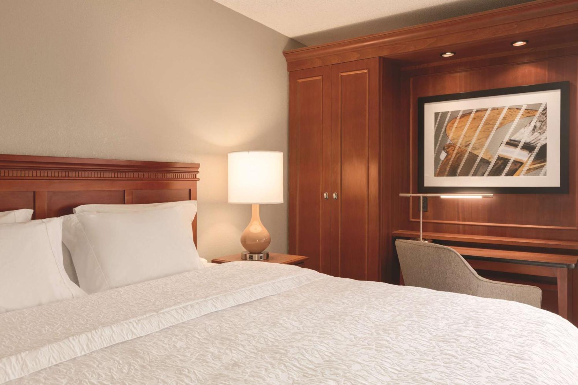 Hampton Inn Des Moines-Airport Экстерьер фото